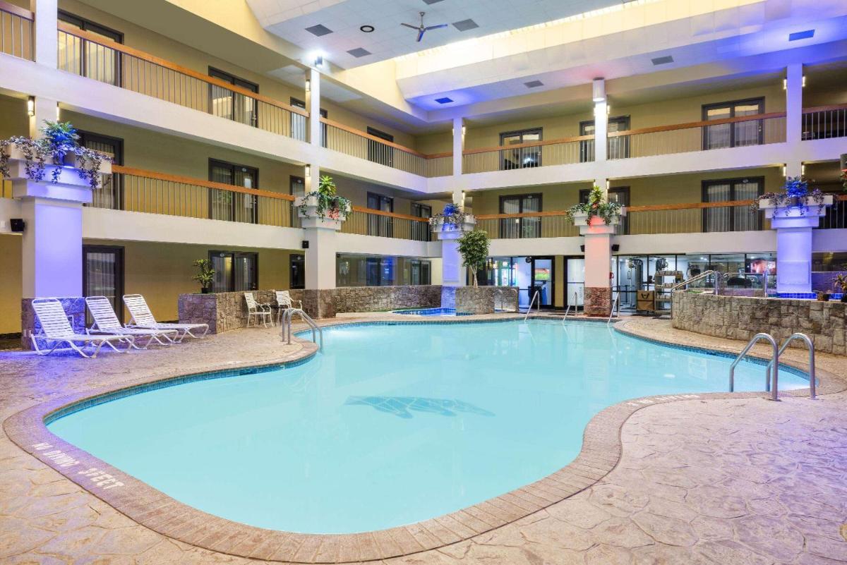 Baymont by Wyndham Shakopee - Housity