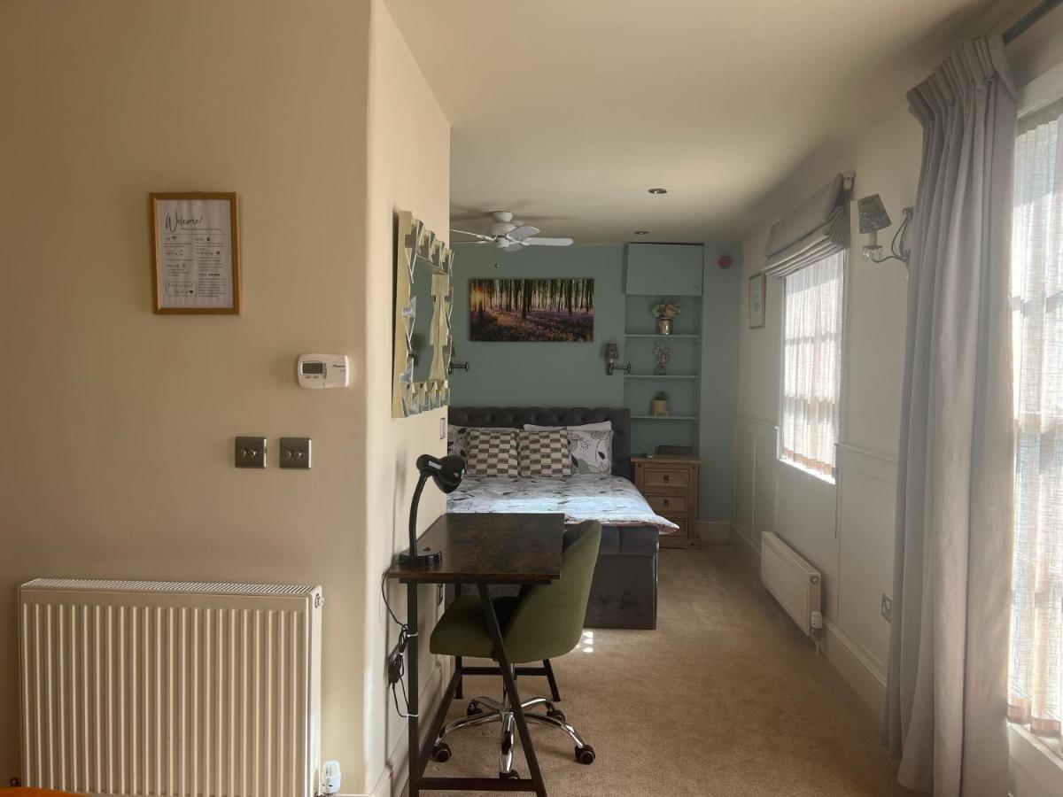Studio Flat Central Cheltenham Parking off road - Housity