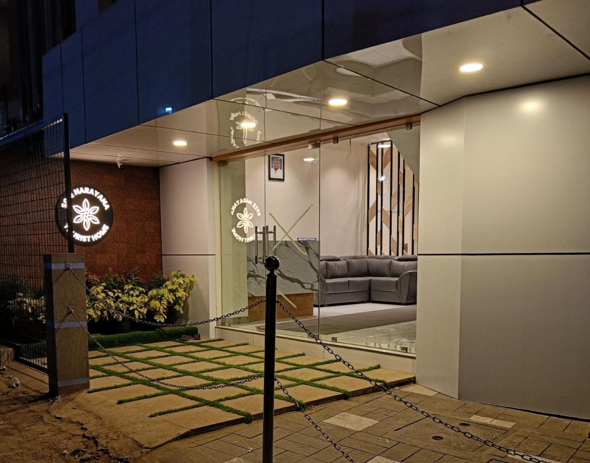 SREENARAYANA TOURIST HOME - Housity