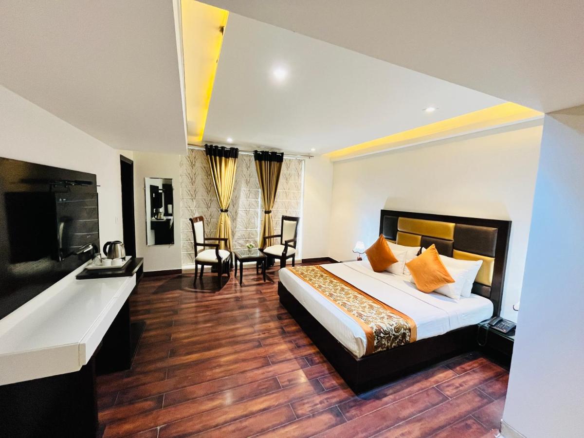 Hotel Aura IP Grand Karkardooma Metro Station New Delhi Couple friendly - Housity