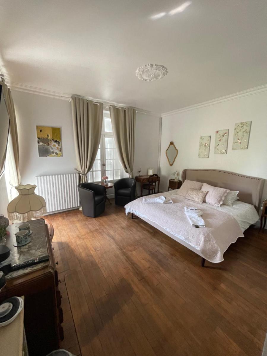 Vue du Château d'Excideuil en chambres - Housity