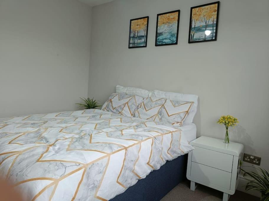 Sunny room in modern house - Housity