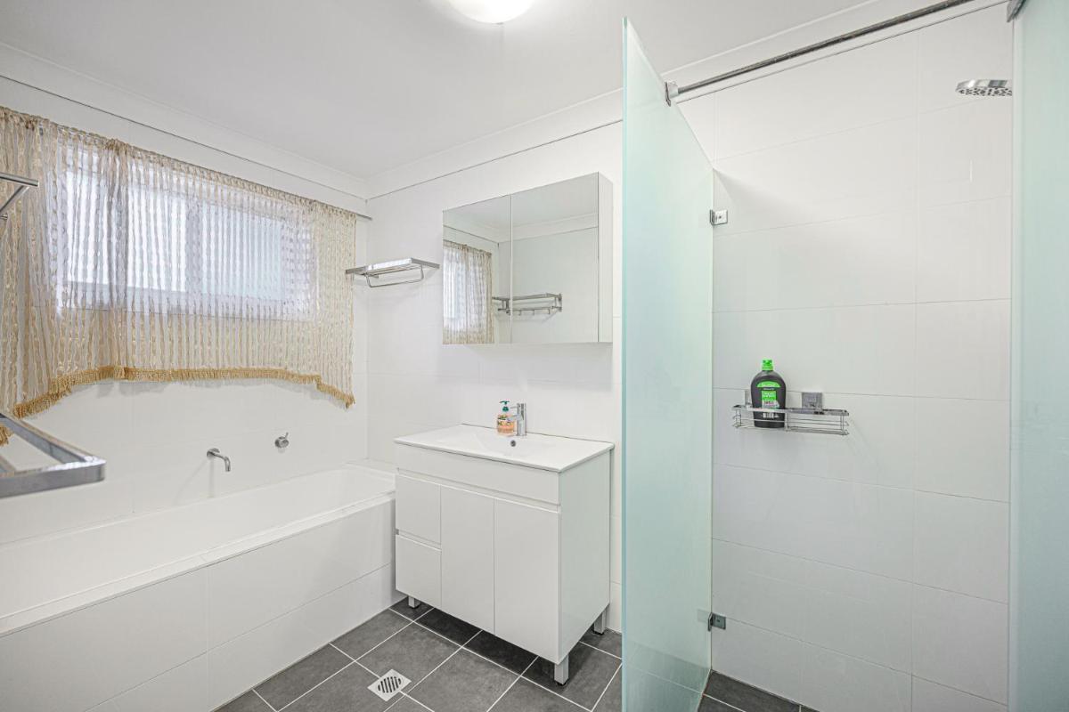 Bankstown Next to Westfield! Lovely 3 Br Townhouse - Housity