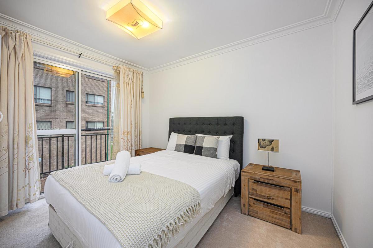 Bankstown Next to Westfield! Lovely 3 Br Townhouse - Housity