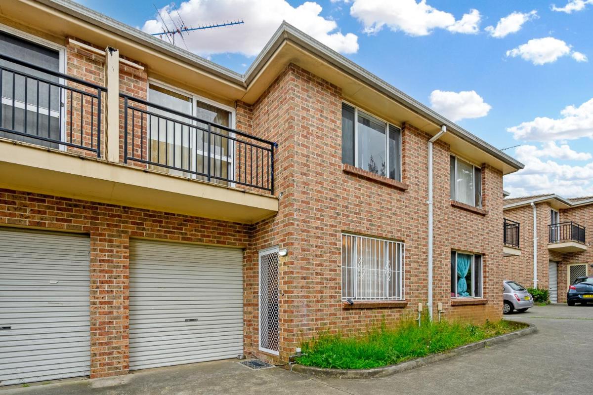 Bankstown Next to Westfield! Lovely 3 Br Townhouse - Housity