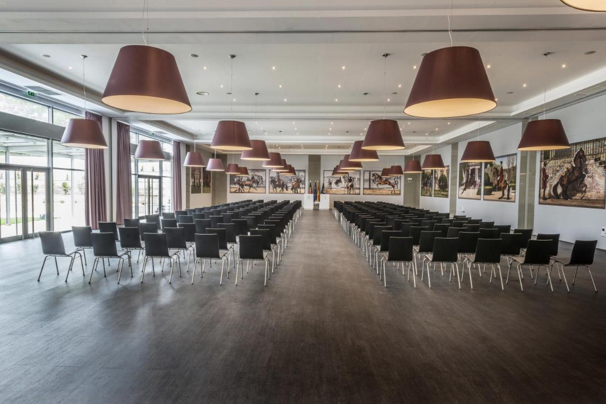 Um restaurante ou outro lugar para comer em Vila Gale Evora