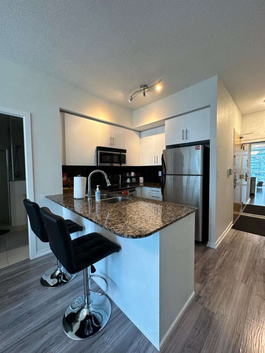 Newly updated 2BR, 2Bath & Den in Downtown Toronto beside Union Station & Scotia Bank Arena! - Housity