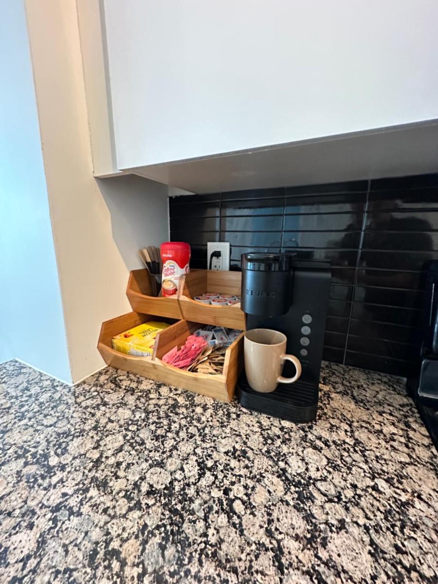 Newly updated 2BR, 2Bath & Den in Downtown Toronto beside Union Station & Scotia Bank Arena! - Housity