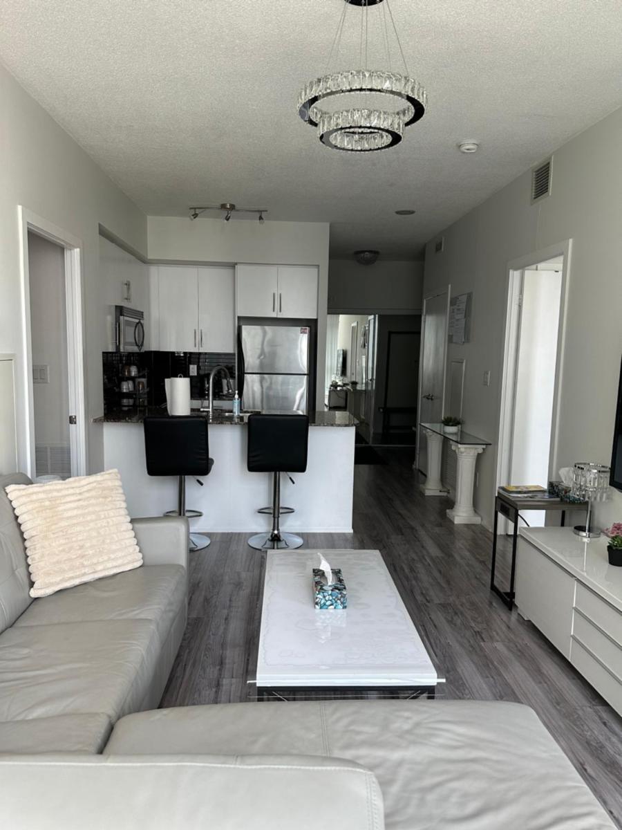 Newly updated 2BR, 2Bath & Den in Downtown Toronto beside Union Station & Scotia Bank Arena! - Housity