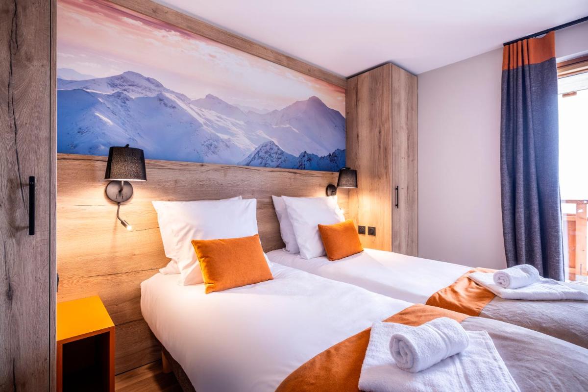 - 2 lits dans une chambre d'hôtel avec des montagnes sur le mur dans l'établissement Résidence Club MMV Le Silvana, à Risoul