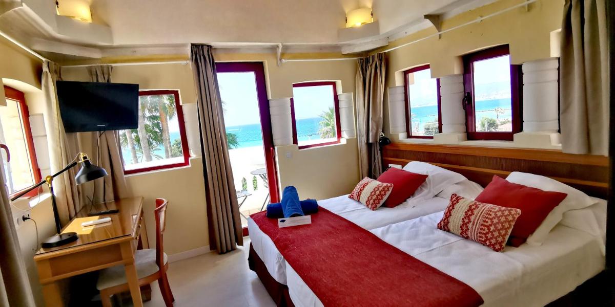 Cama o camas de una habitación en Hotel Ciutat Jardi