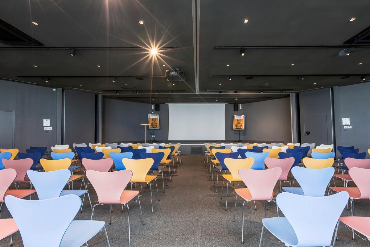 Espace de conférence ou salle de réunion dans l'établissement Alpina Eclectic Hotel