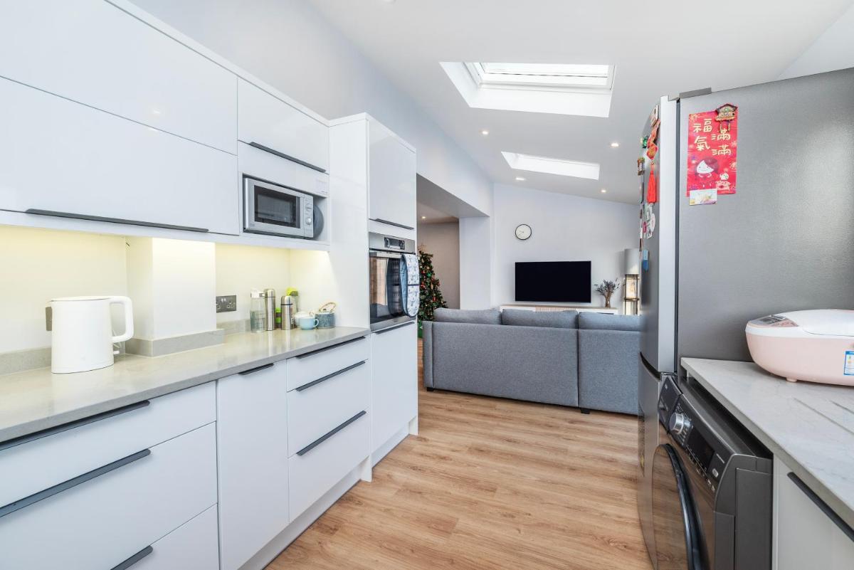 3 bedroom house with a beautiful view in Bromley - Housity