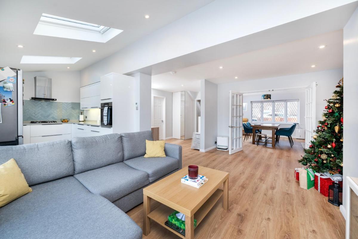 3 bedroom house with a beautiful view in Bromley - Housity