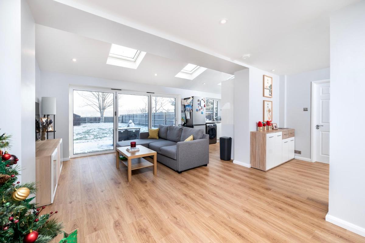 3 bedroom house with a beautiful view in Bromley - Housity