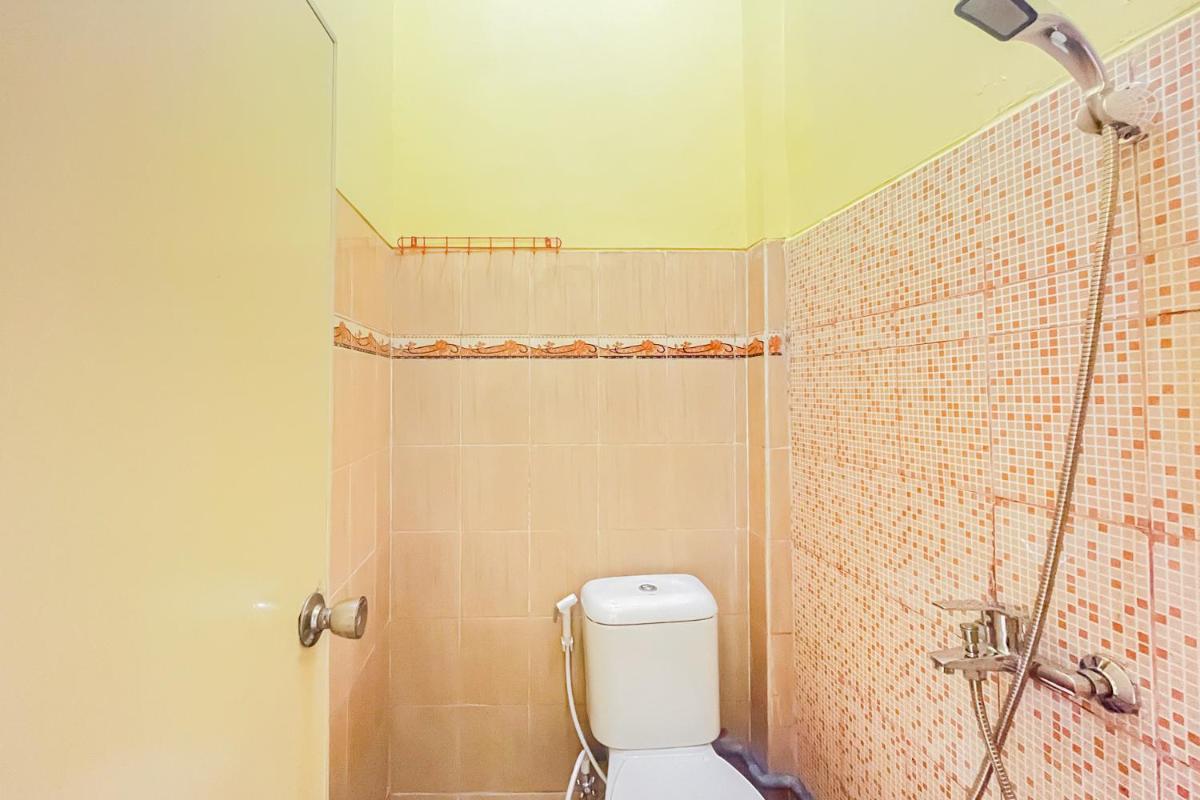 Sion Homestay Mitra RedDoorz near Terminal Kertajaya Mojokerto - Housity
