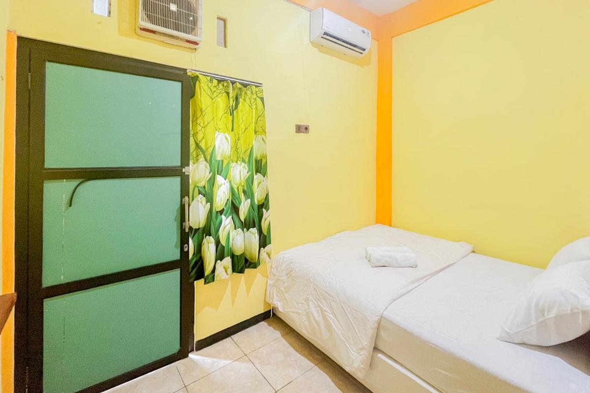 Sion Homestay Mitra RedDoorz near Terminal Kertajaya Mojokerto - Housity