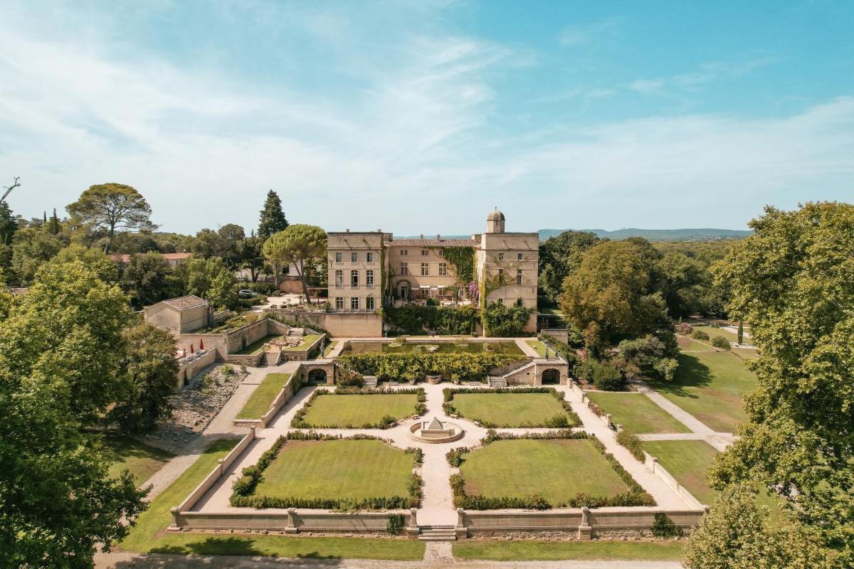une vue aérienne d'un manoir avec un jardin dans l'établissement Château de Pondres, à Villevieille