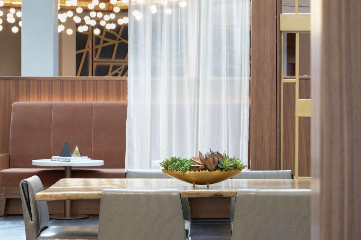 DoubleTree by Hilton Hotel Newark Airport - Housity