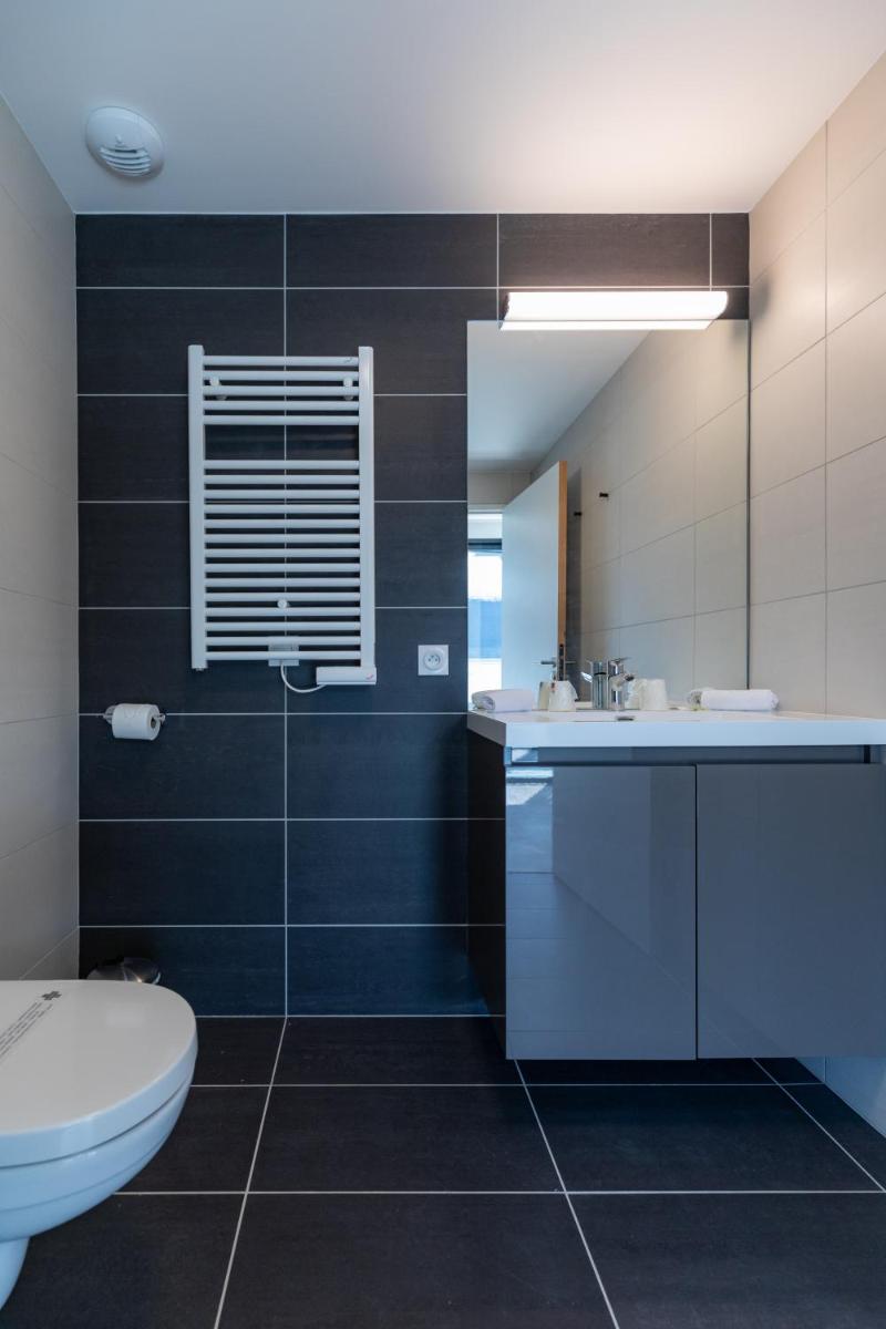 une salle de bain avec toilettes et lavabo dans l'établissement Villa Thermae Nancy, à Nancy 18 autres photos
