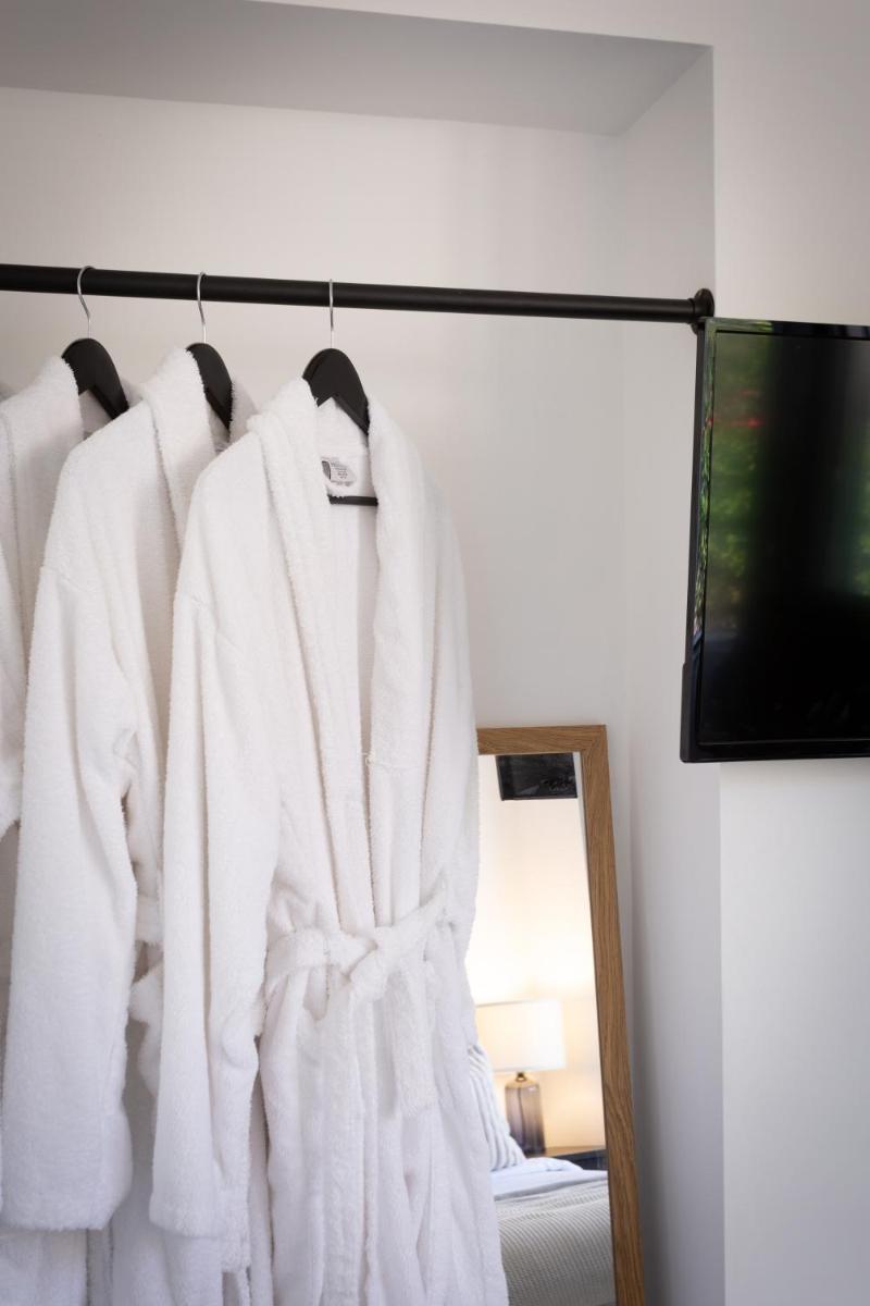 London Mews, modern apartment - sleeps 4 - Housity