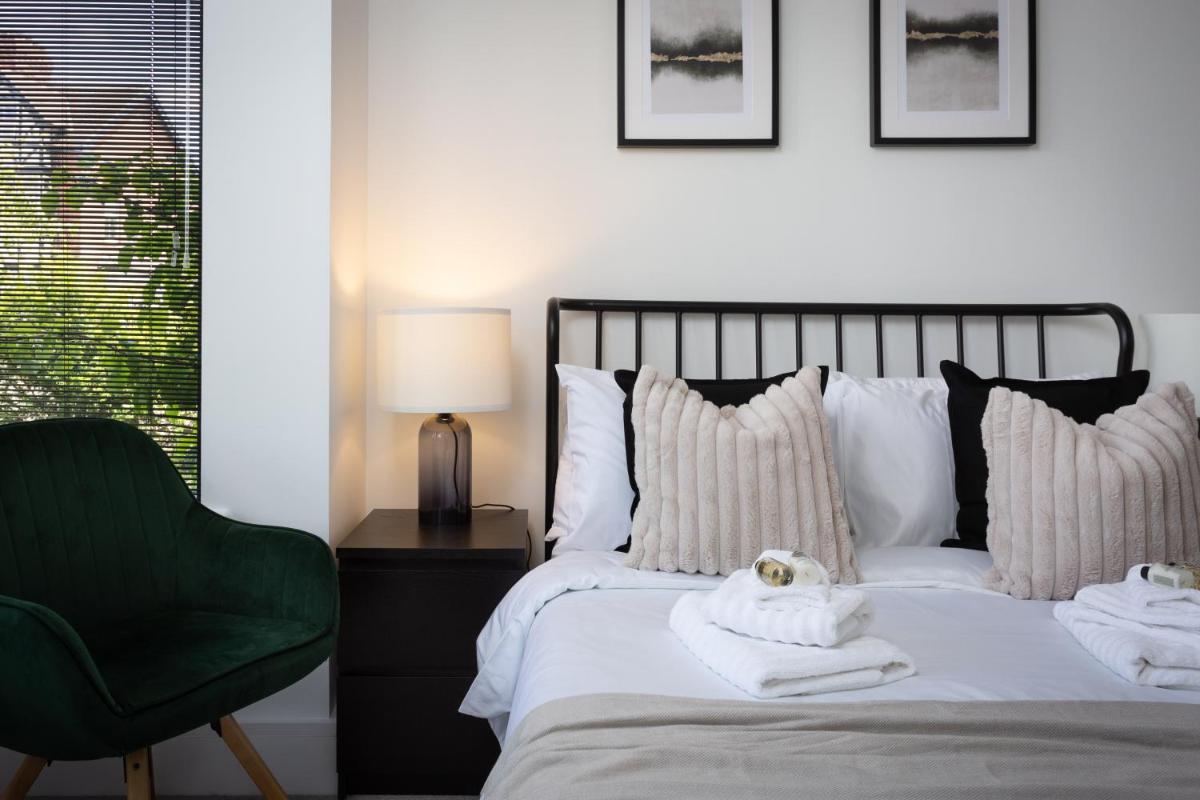 London Mews, modern apartment - sleeps 4 - Housity