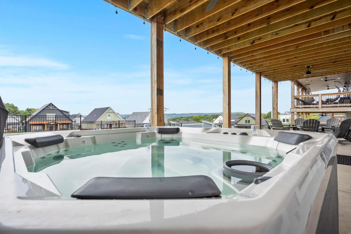 Anchored at Branson Cove! - Housity