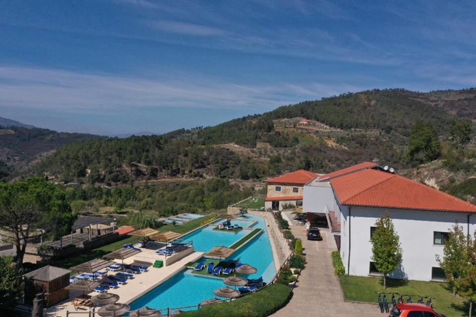 Uma vista geral da montanha ou uma vista da montanha a partir do resort