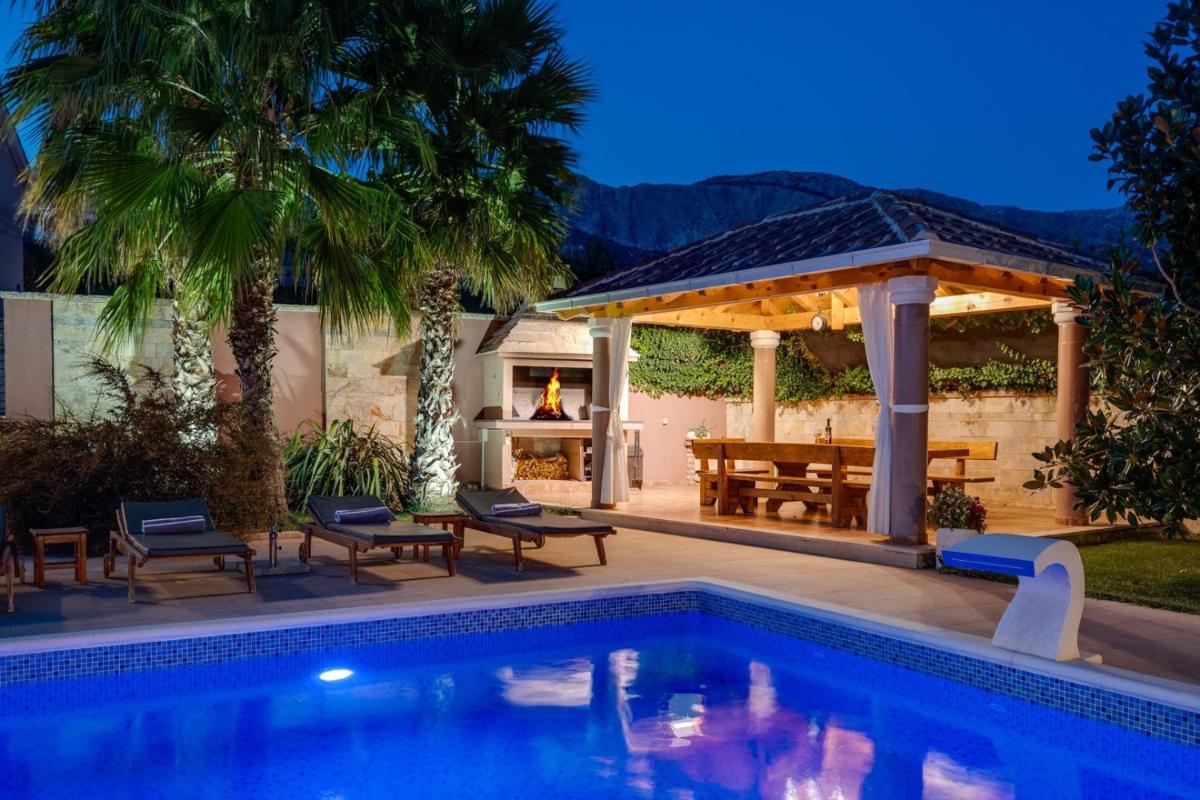 Villa Antura with private heated 50sqm pool, 3 bedrooms, 3 bathrooms, and gym - Housity