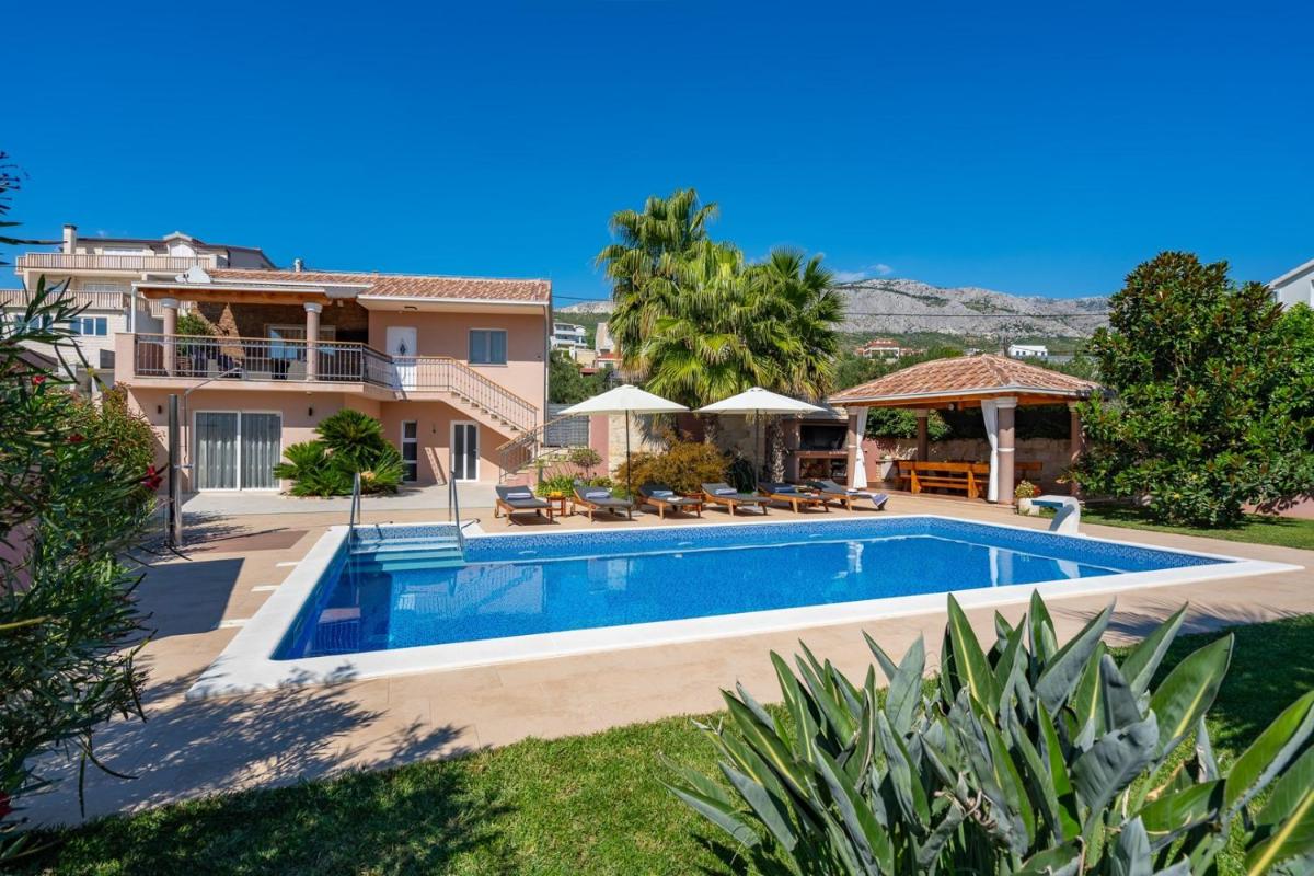 Villa Antura with private heated 50sqm pool, 3 bedrooms, 3 bathrooms, and gym - Housity