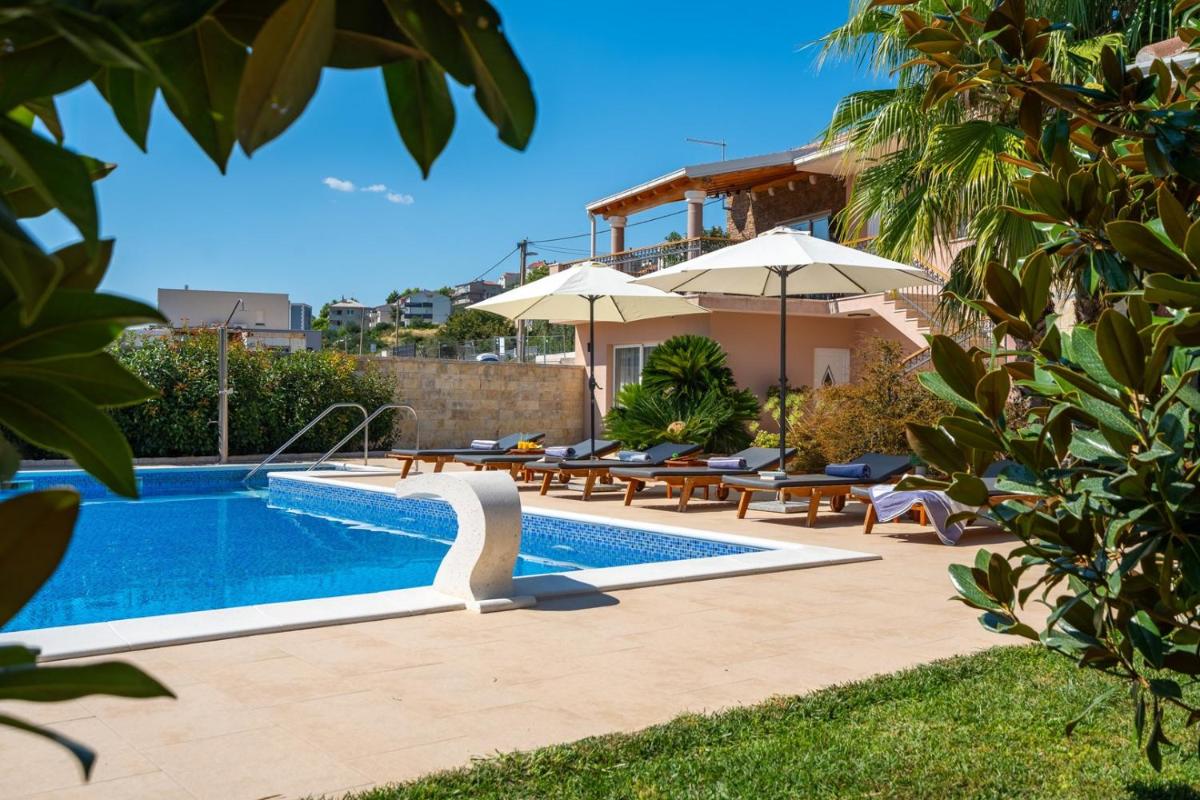 Villa Antura with private heated 50sqm pool, 3 bedrooms, 3 bathrooms, and gym - Housity