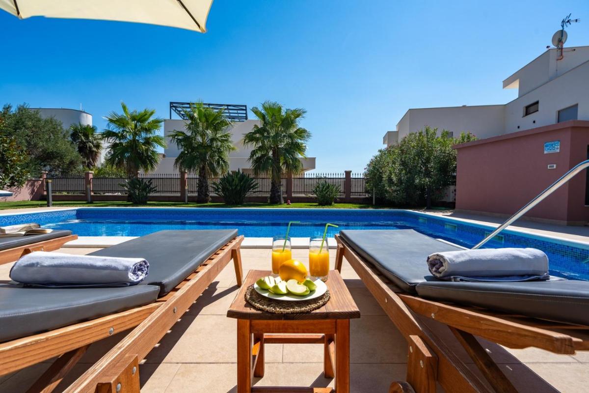 Villa Antura with private heated 50sqm pool, 3 bedrooms, 3 bathrooms, and gym - Housity