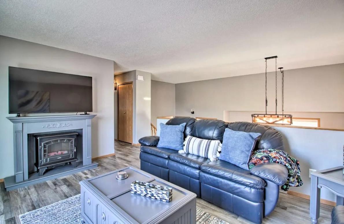 Welcoming West Fargo Retreat w Backyard - Housity