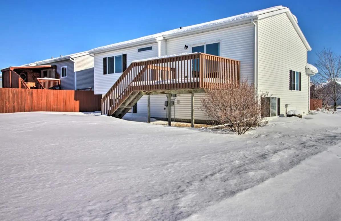 Welcoming West Fargo Retreat w Backyard - Housity