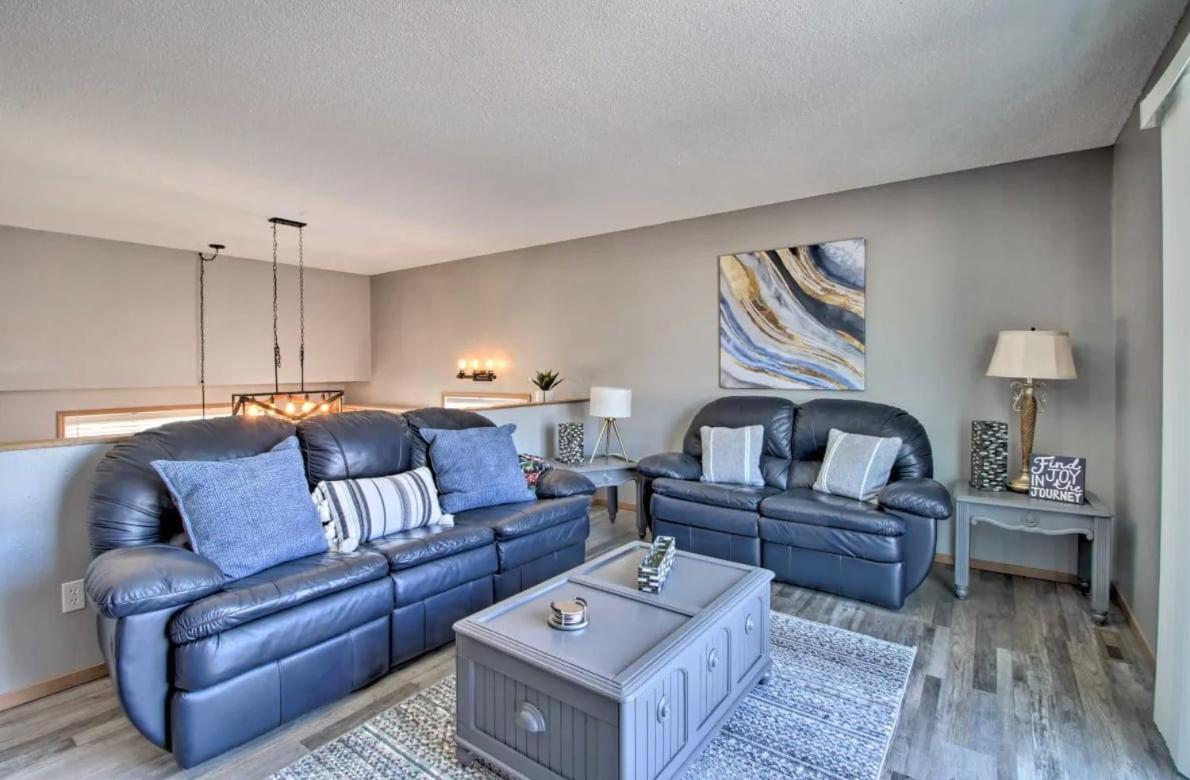 Welcoming West Fargo Retreat w Backyard - Housity