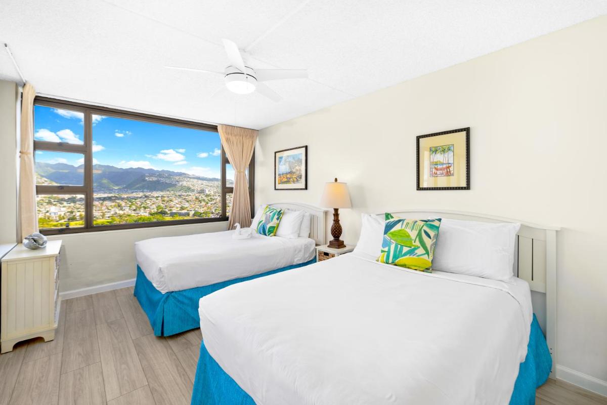 Stylish Unit Near Waikiki Beach with Free Parking! - Housity