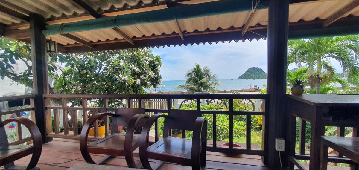 SeeSea Thai wooden house on beachfront - Housity