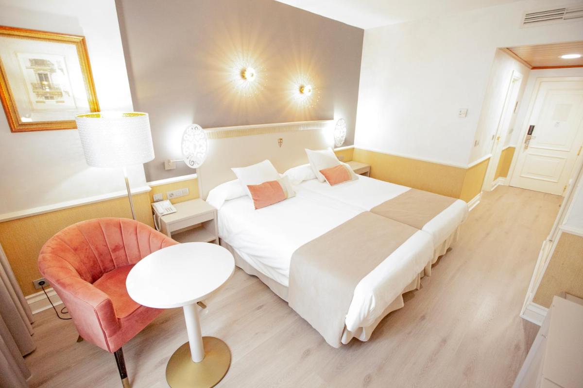 Cama o camas de una habitación en Hotel Alfonso VIII