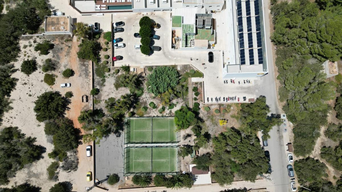 Instalaciones para jugar a tenis o squash en Hotel Cala Saona & Spa o alrededores