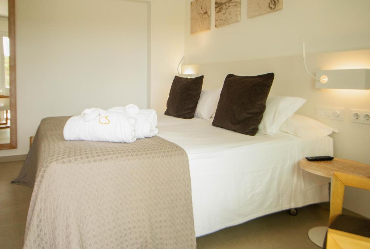 Cama o camas de una habitación en Hotel Cala Saona & Spa
