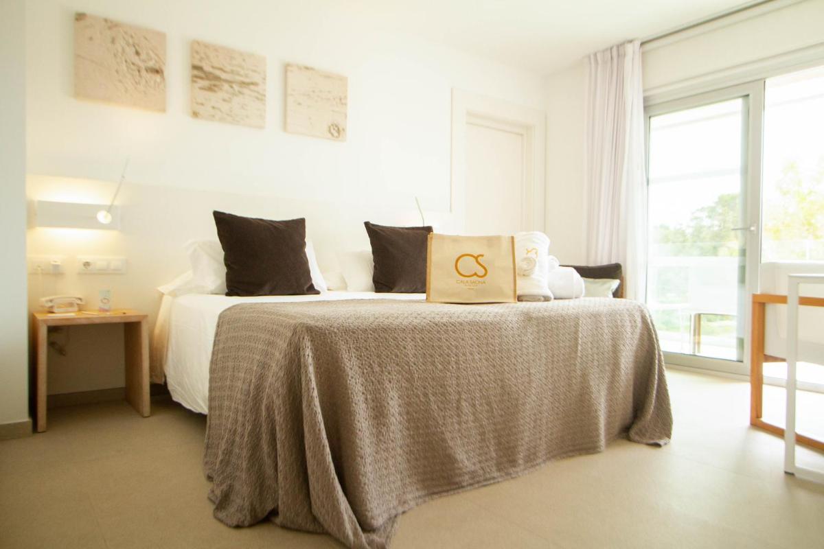Cama o camas de una habitación en Hotel Cala Saona & Spa