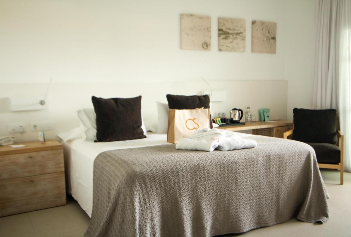 Cama o camas de una habitación en Hotel Cala Saona & Spa