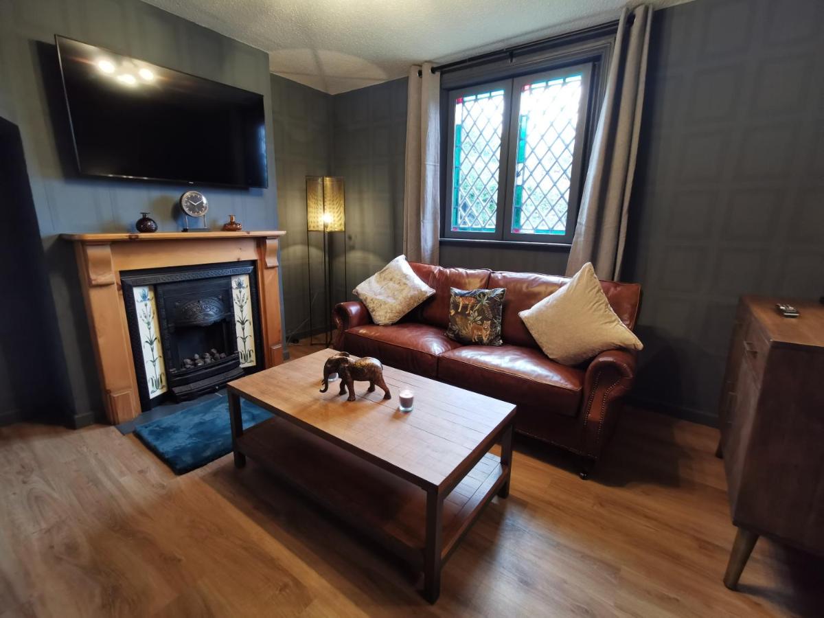 Manor by the Lake - Housity