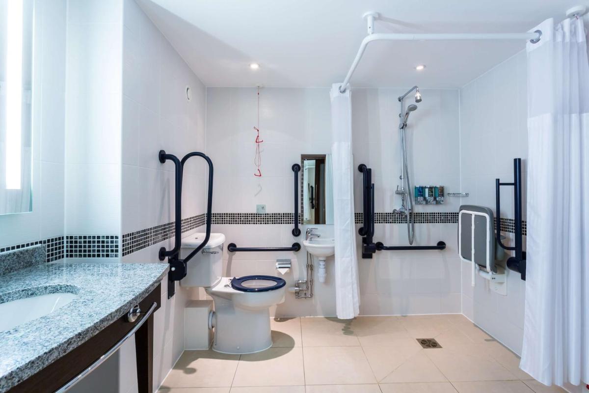 Hampton by Hilton Exeter Airport - Housity