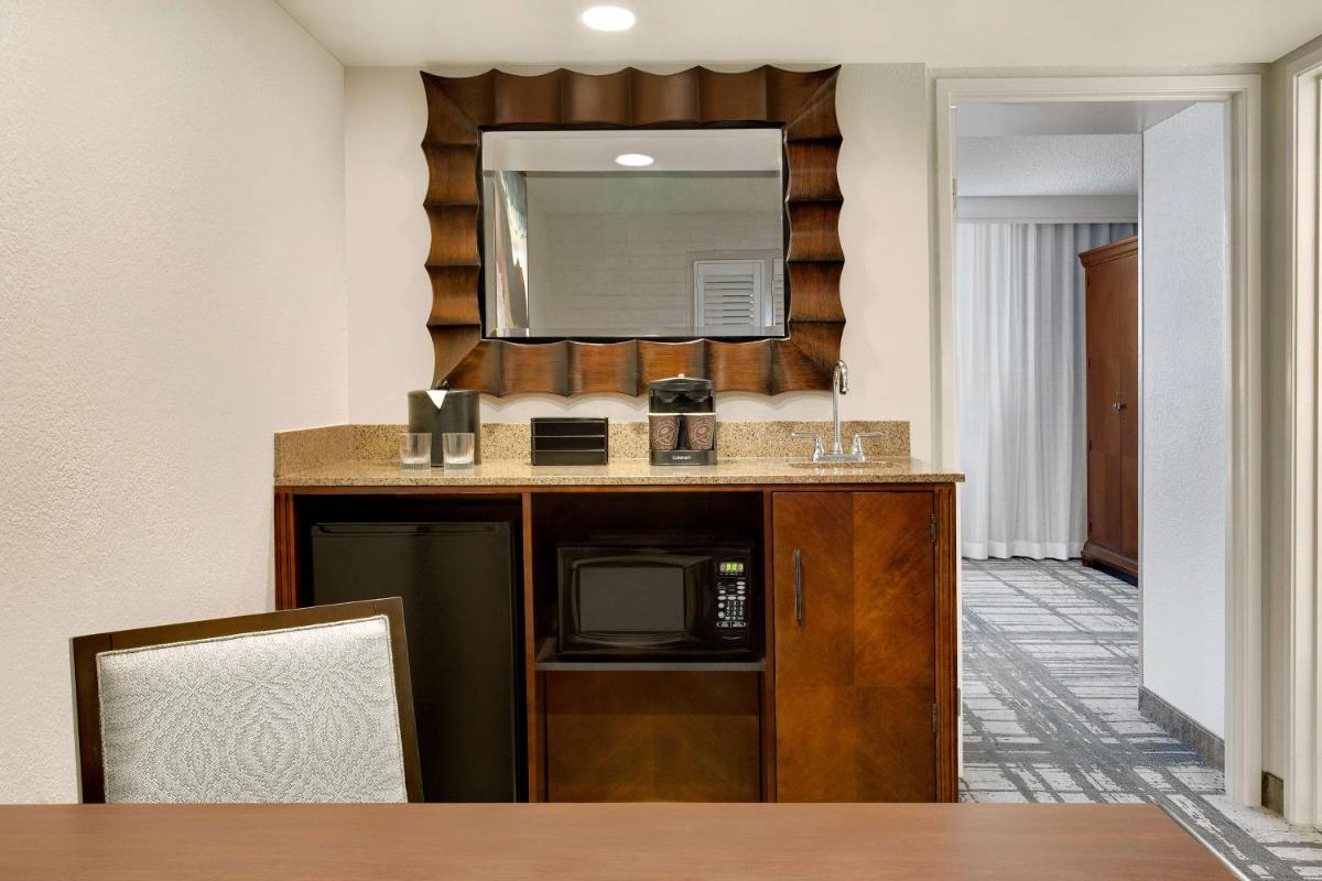 Embassy Suites by Hilton Orlando International Drive Convention Center - Housity