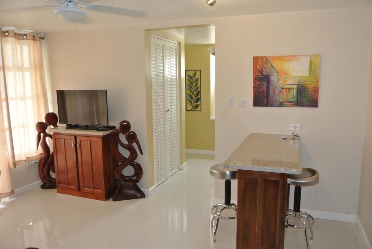 Beach One Bedroom Suite 13 - Housity