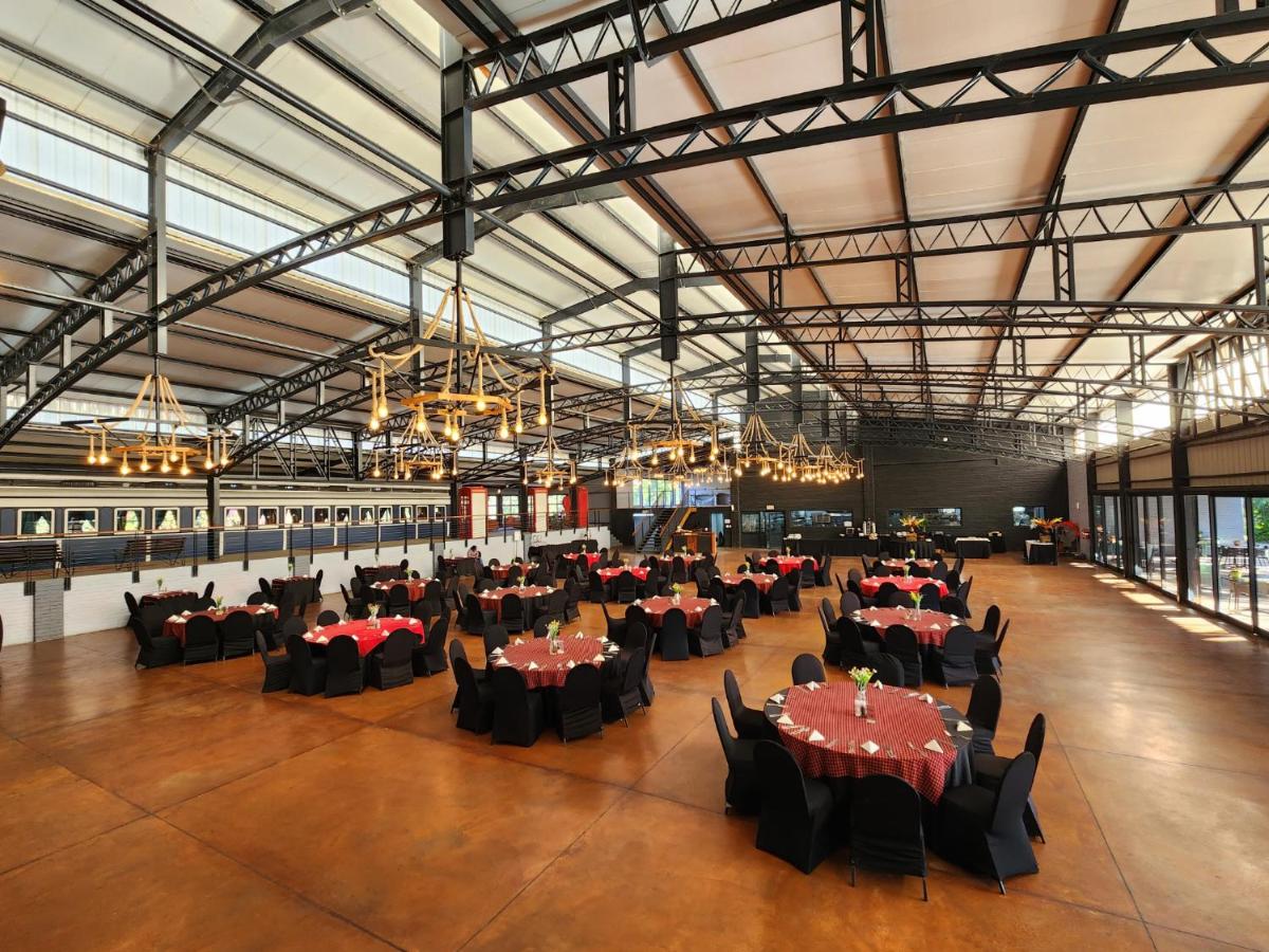 Safari Hotel & Convention Centre - Housity
