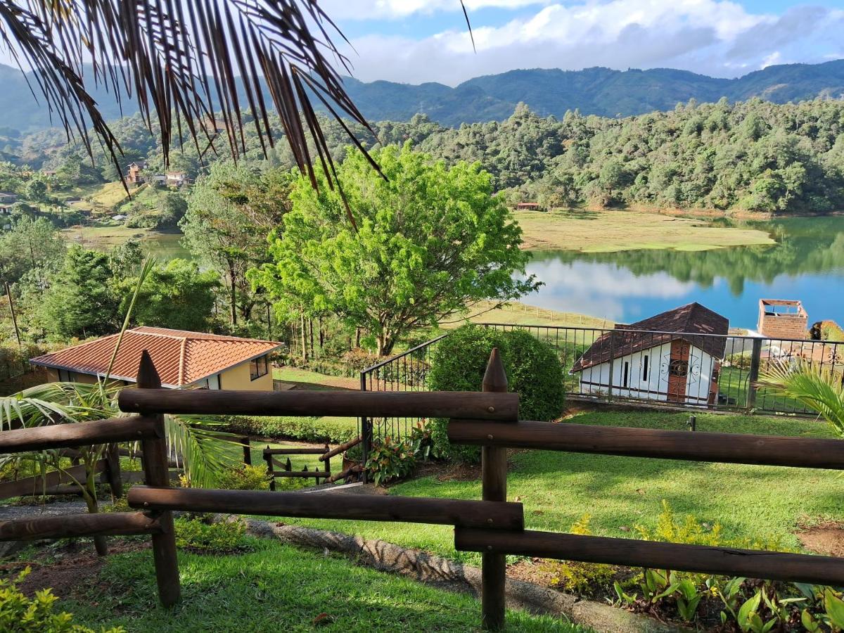 Beautiful Lake View Villa. Lake Access & Near Town - Housity