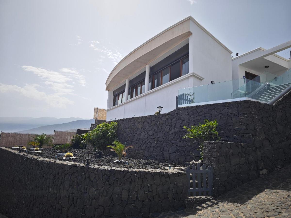 Villa Gonzalez Sea Views - Housity