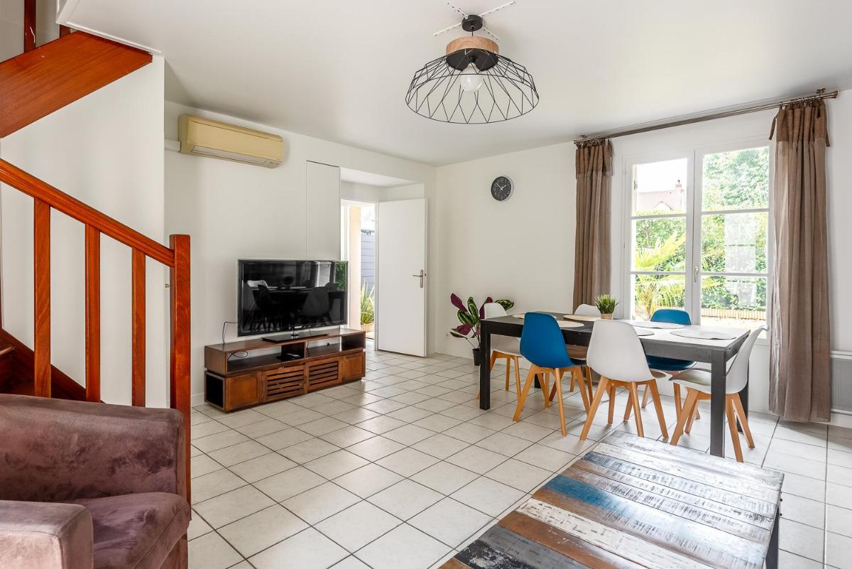 House La Roseraie 3 bedroomed near disneyland paris - Housity